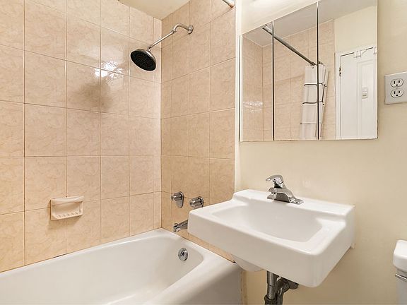 4th image of 225 E 36th St APT 4D