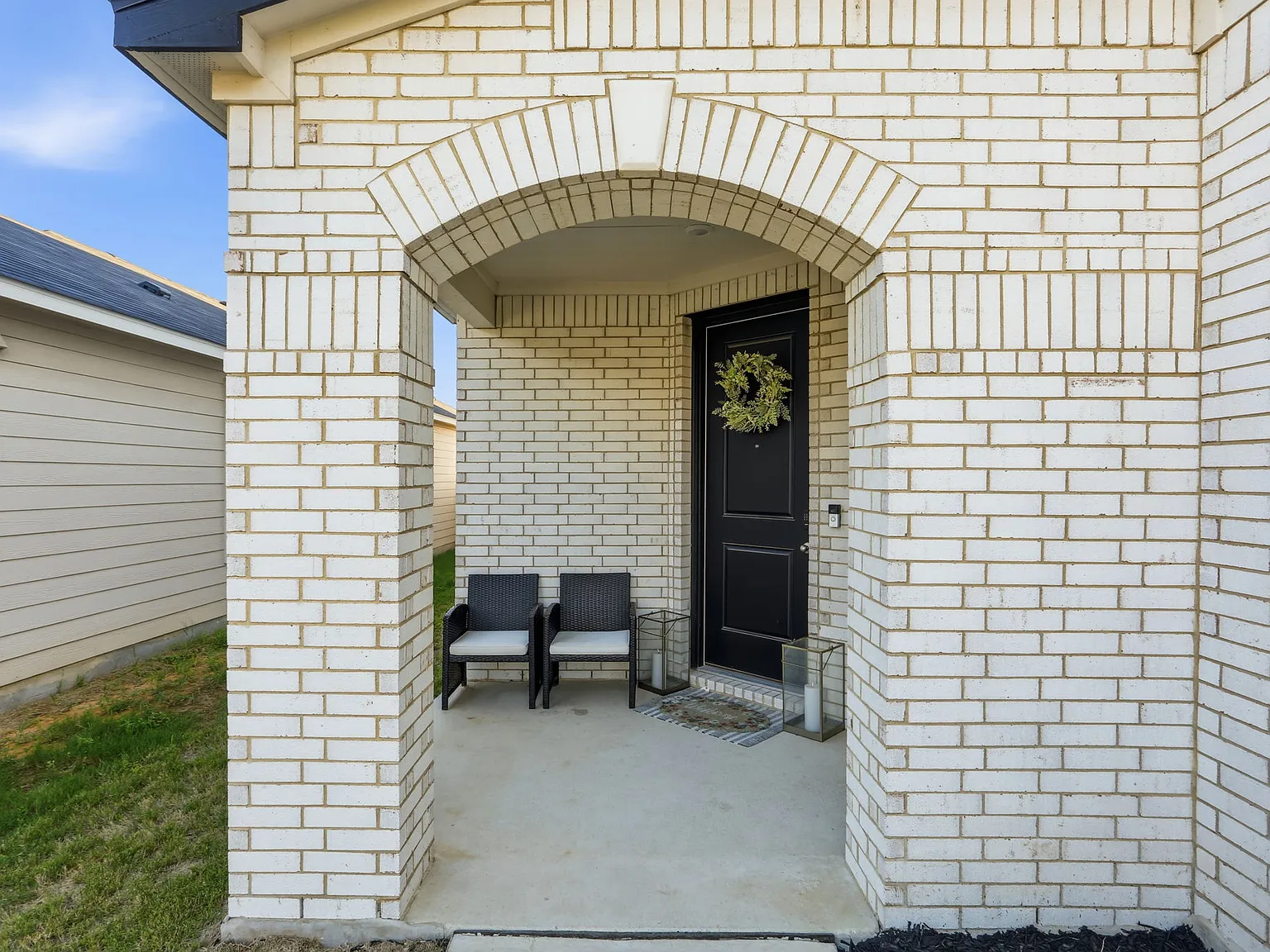 4 bed, 2750 sqft, $2,400 — Photo 3