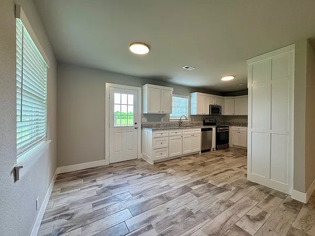 747 Austin Ave — Photo 6