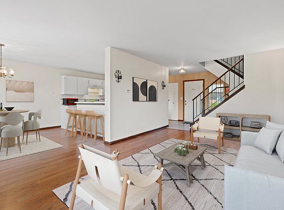 4th image of 1062 Bedford Dr