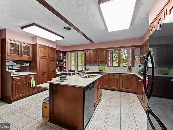 5th image of 1506 Dulaney Valley Rd