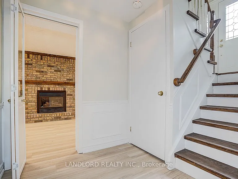 2294 Wyandotte Dr — Photo 32