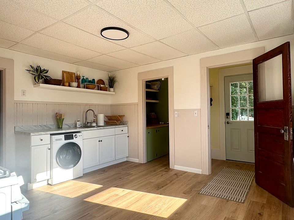 Kitchen with in unit washer/dryer, pantry and mudroom back entry