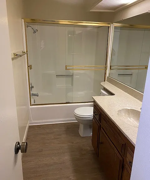 Laurelwood Gardens standard 2x2 hallway bathroom