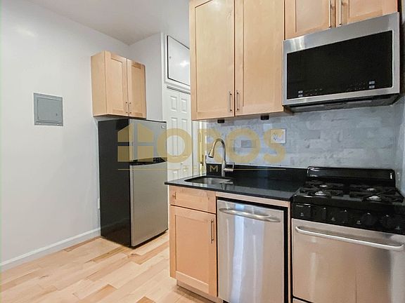 3rd image of 215 E 10th St APT 10