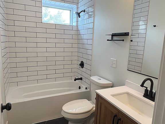 4th image of 1943 N Winchester Ave #2R