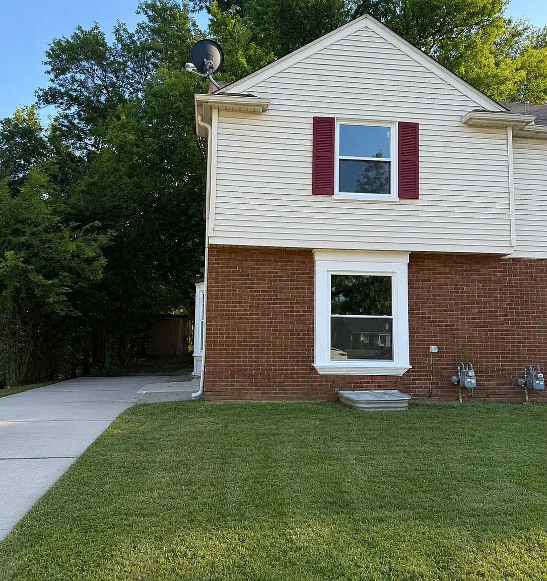 3 Bedroom Voucher Accepted! - 21748 Moross Rd, Grosse Pointe, MI — Photo 2
