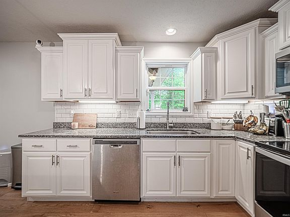 2nd image of 1625 Hills Dr