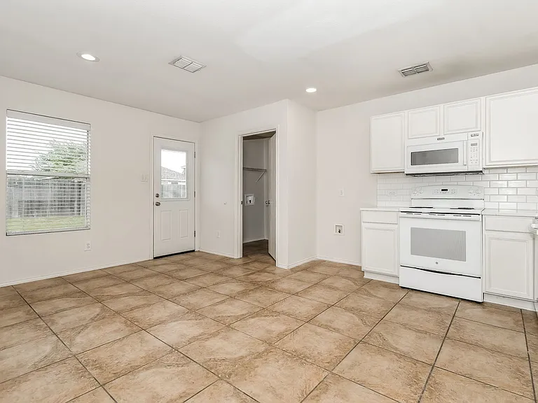 2704 Redwood St — Photo 8