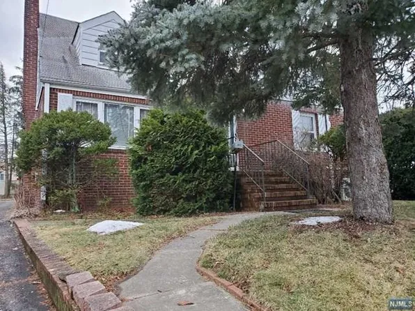 376 Floral Ln, Saddle Brook, NJ 07663