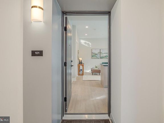 2nd image of 933 N St NW APT 101