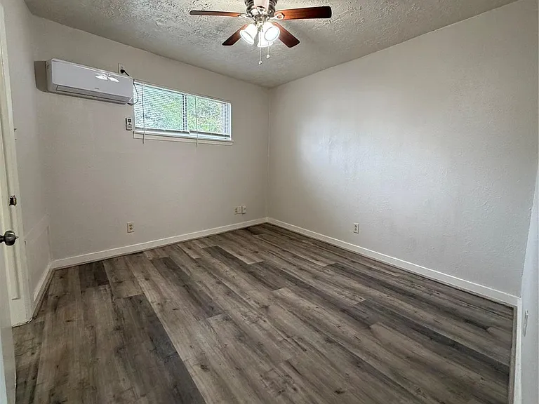 4811 Oakland St #10 — Photo 9
