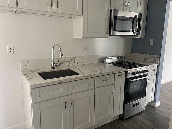 3rd image of 528 Golden Ave APT 1