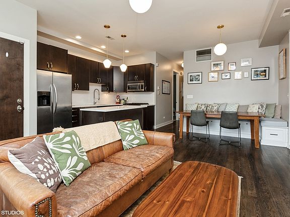 3rd image of 1927 N Honore St APT 2A