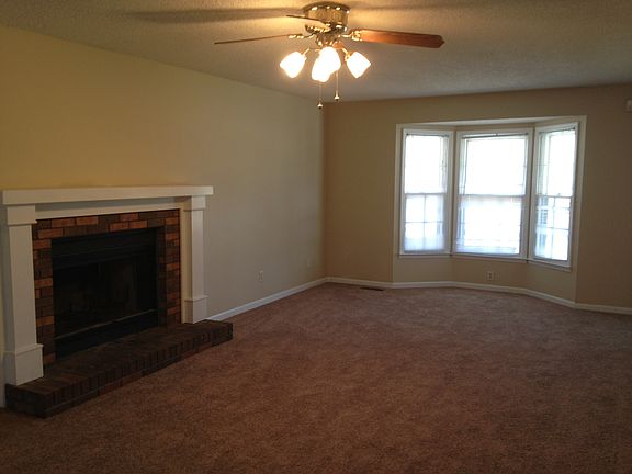 Great room w/fireplace