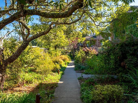 3rd image of 668 Robinson Road
