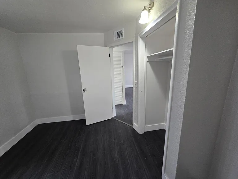 1201 NW 30th Ave #1-4 — Photo 3