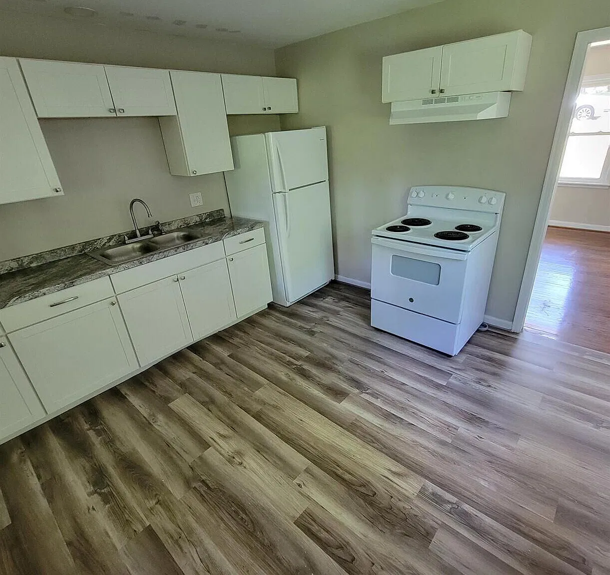 3 bed, 1.0 bath, 1100 sqft, $1,200 — Photo 3