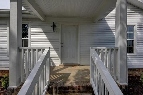 3rd image of 586 Anita Dr