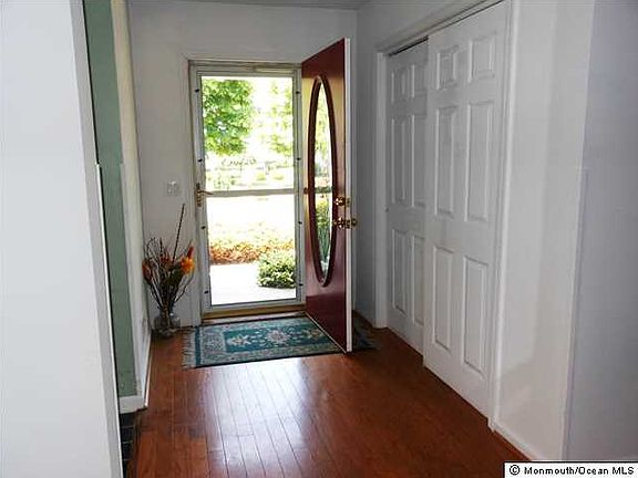 3rd image of 34 Pine Hollow Ln