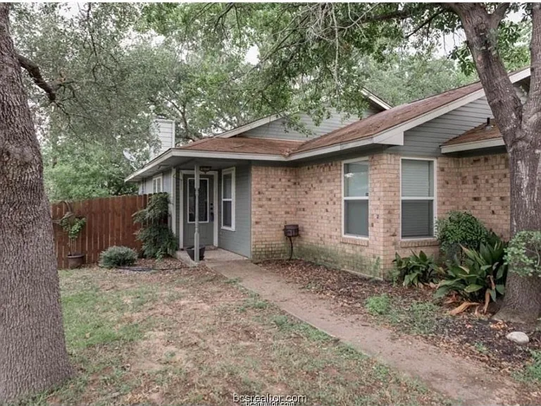 3405 Dallis Dr — Photo 2