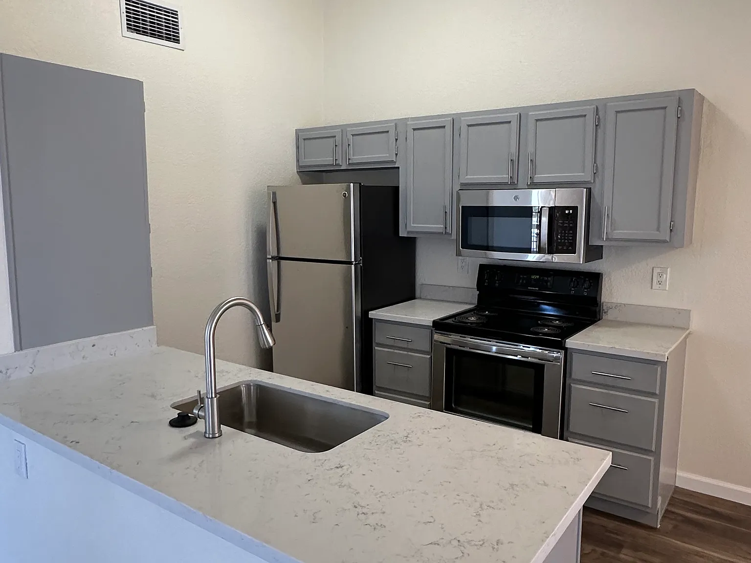 2 bed, 864 sqft, $1,470 — Photo 2