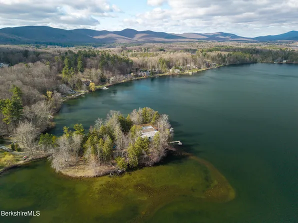 122 Blythewood Dr, Pittsfield, MA 01201