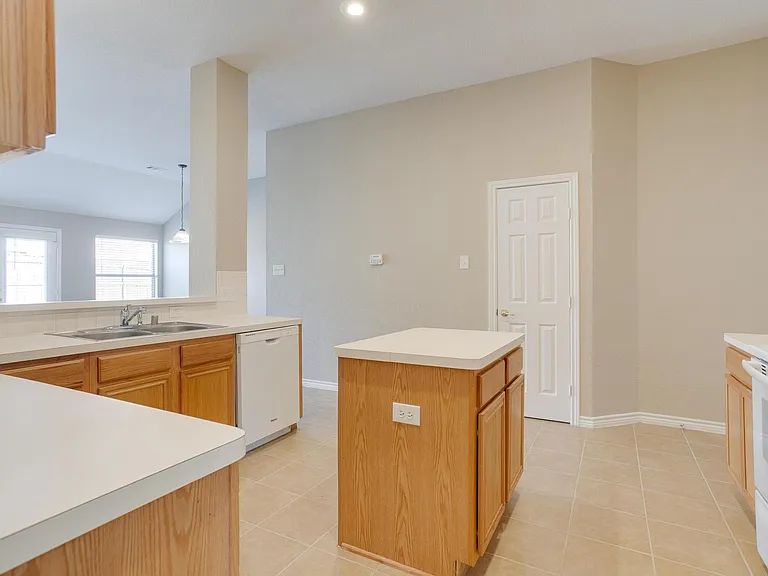 9508 Fox Hill Dr — Photo 6