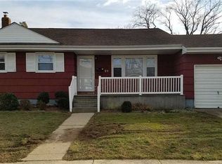 21 Prairie Ln, Lindenhurst, NY 11757