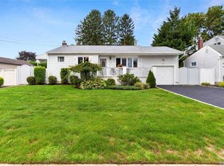 23 Fleetwood Ave, Melville, NY 11747