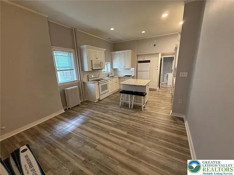 527 1st Ave — Photo 2