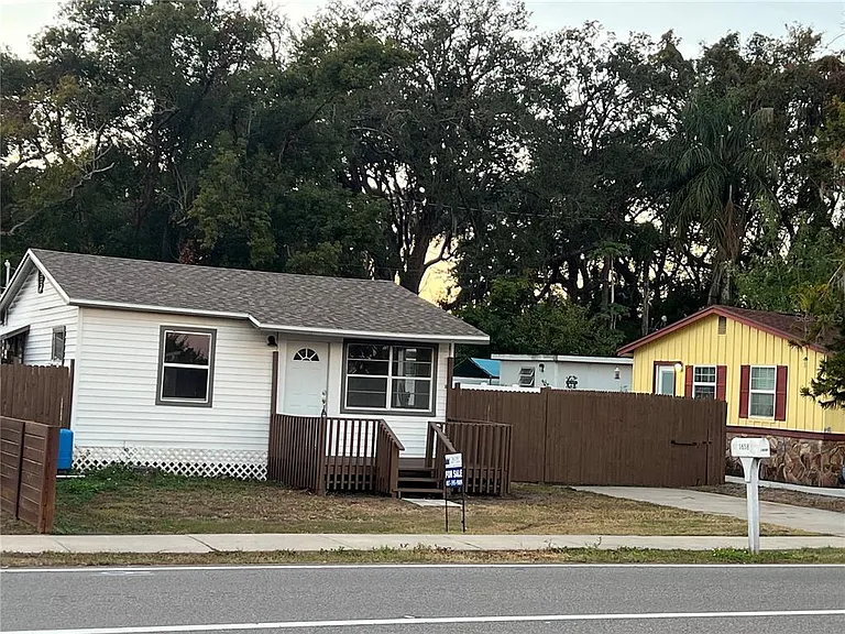 1658 Hempel Ave — Photo 1
