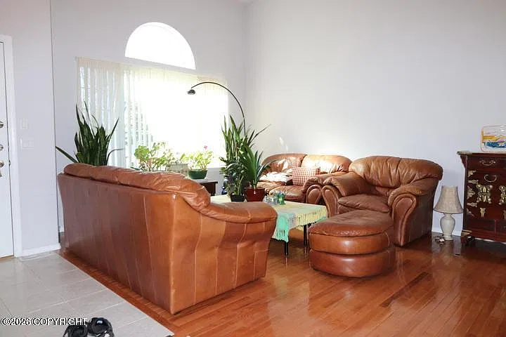 3 bed, 2.5 bath, 26001 sqft, $4,000 — Photo 4
