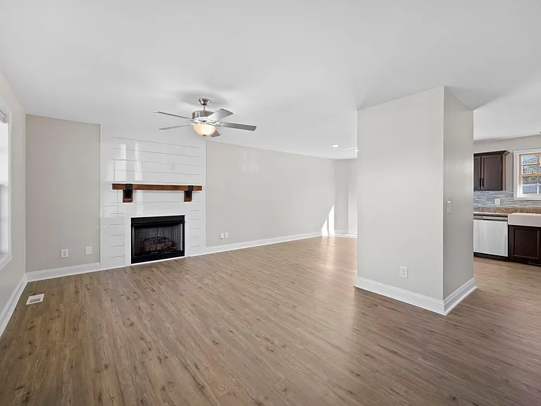 1385 Sussex Dr — Photo 4
