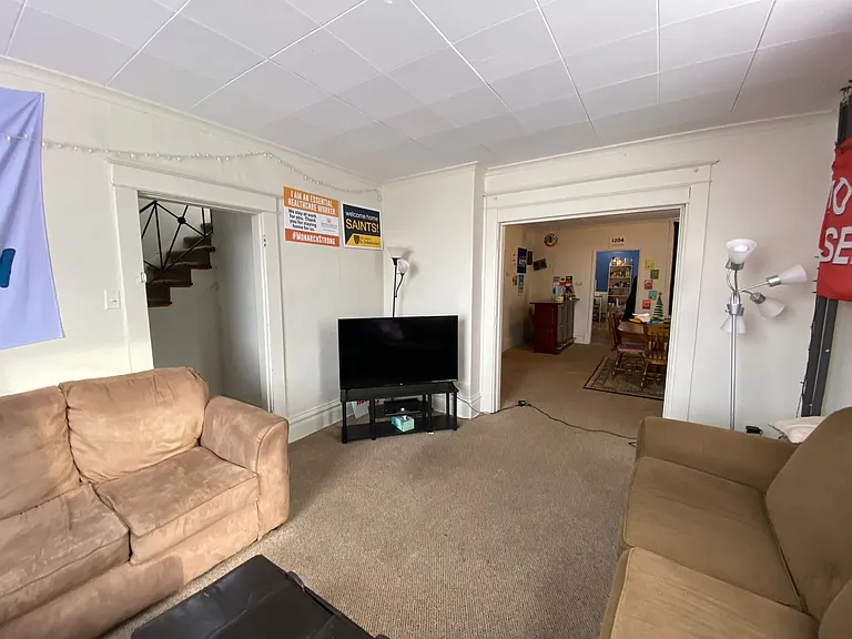 1204 Kenwood Ave — Photo 3