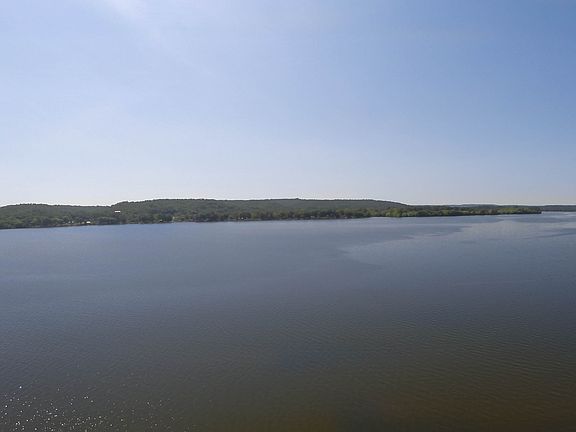 3,000' of Waterfront!