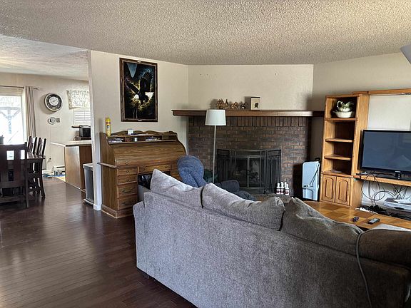 3rd image of 584 Stanford Way