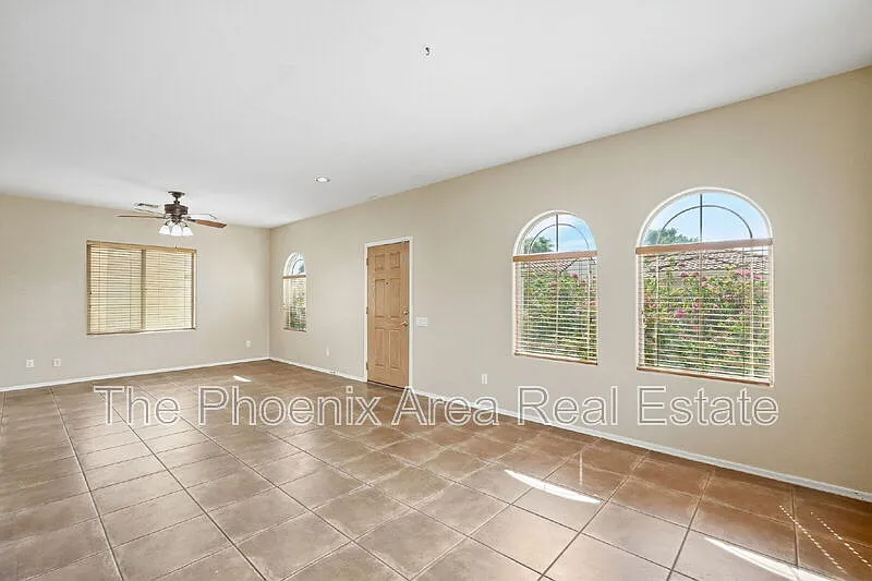 4 bed, 3.5 bath, 2380 sqft, $2,295 — Photo 3