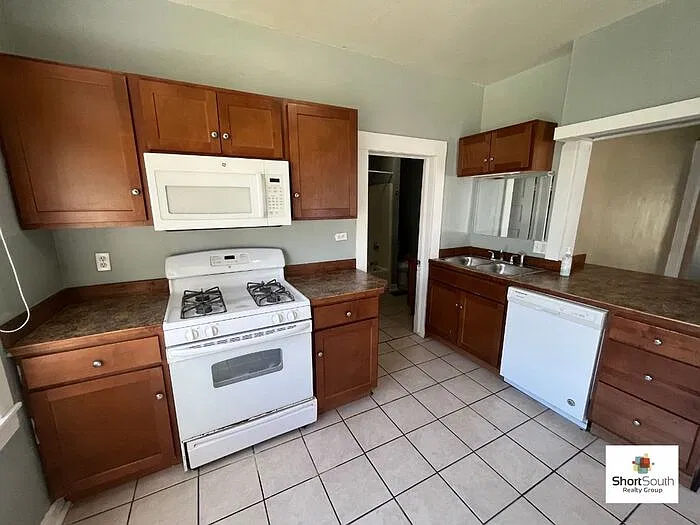6 bed, 2.0 bath, 1800 sqft, $2,415 — Photo 3