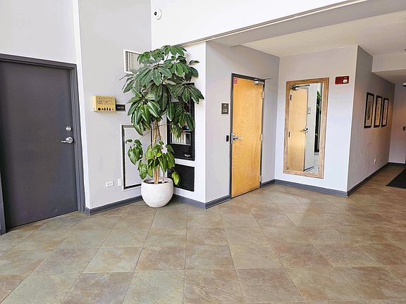 4th image of 1122 W Catalpa Ave APT 505