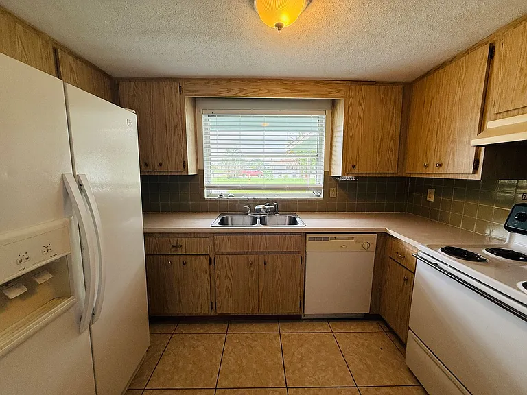 7910 Lilac Dr — Photo 12