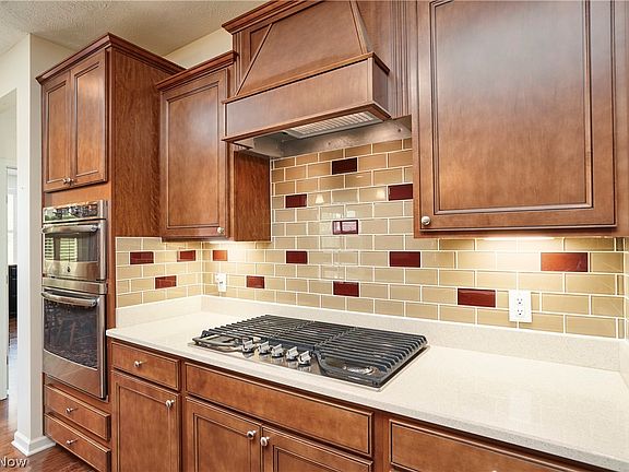 4th image of 531 Arbor Ln