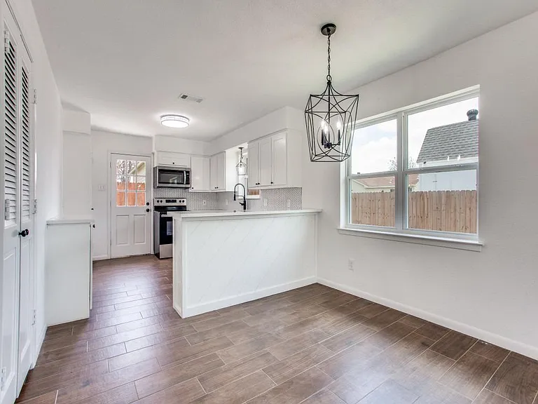 1307 Worthington St — Photo 7