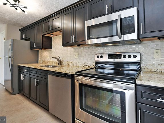 5th image of 503 Palmtree Dr APT 12
