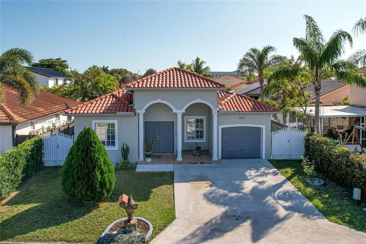 4 bed, 2.5 bath, 1725 sqft, $3,800 — Photo 1
