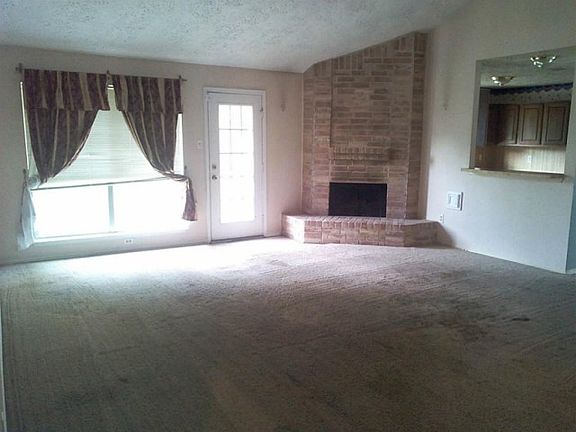 4th image of 1005 Briarwood Ct