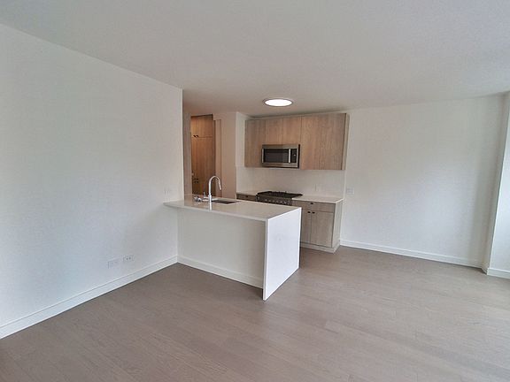 3rd image of 220 E 72nd St #11F1