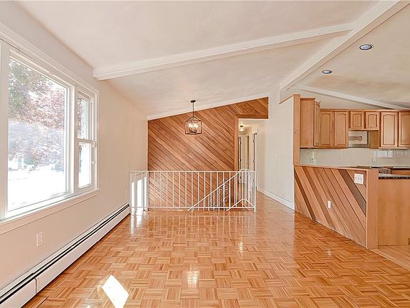 5th image of 23 Woodcrest Dr