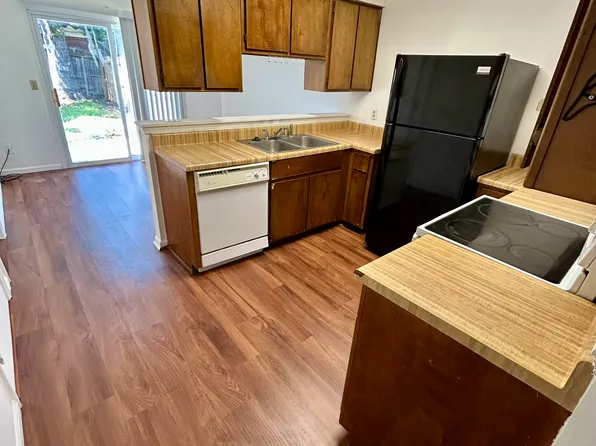 103 Wisteria Ct, Savannah, GA 31406