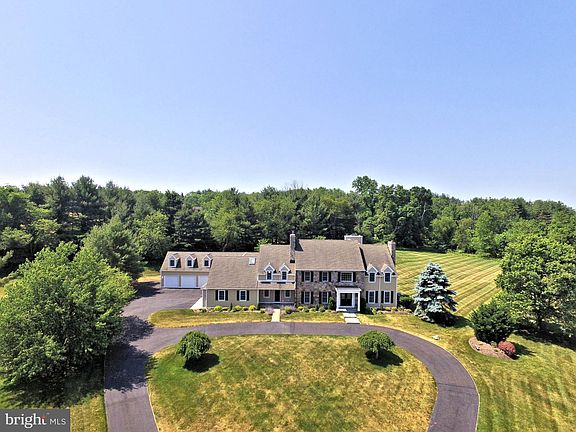3rd image of 14 Avondale Dr
